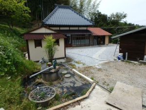 手動の井戸もありとても雰囲気があります