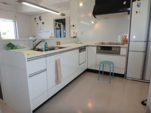 千葉県館山市加賀名の売家　館山の不動産　海が見える別荘　南総ユニオン株式会社　Ｌ型のカウンターです