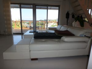 千葉県館山市加賀名の売家　館山の不動産　海が見える別荘　南総ユニオン株式会社　明るく開放感あるリビング