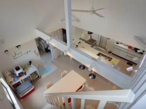 千葉県館山市加賀名の売家　館山の不動産　海が見える別荘　南総ユニオン株式会社　ロフトからダイニング見ます