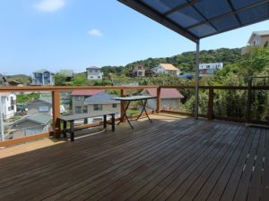 千葉県館山市加賀名の売家　館山の不動産　海が見える別荘　南総ユニオン株式会社　デッキも広いわ