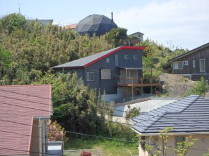 千葉県館山市加賀名の売家　館山の不動産　海が見える別荘　南総ユニオン株式会社　前面の高台から撮影