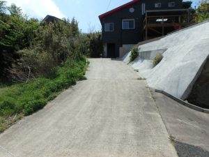 千葉県館山市加賀名の売家　館山の不動産　海が見える別荘　南総ユニオン株式会社　進入アプローチ