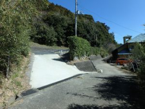 千葉県鴨川市花房の土地 南房総の不動産 鴨川の海が見える物件 では敷地内入ってみます