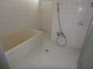 千葉県館山市布沼の不動産　アトリエ別荘　中古物件　浴室です