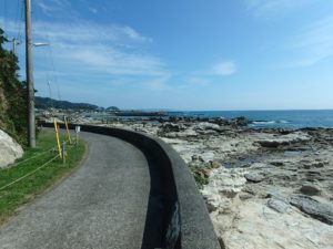 千葉県鴨川市江見吉浦の不動産　中古住宅　海そばの物件　散歩するのも楽しそう