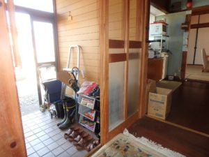 千葉県鴨川市江見吉浦の不動産　中古住宅　海そばの物件　玄関の様子です