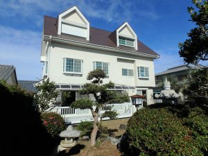 千葉県南房総市白浜町滝口の不動産、海が見える別荘・保養所、海一望、三角屋根の可愛らしい外観