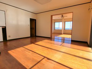 千葉県鴨川市来秀の不動産、別荘、海が見える高台、キッチン左手は隣の玄関