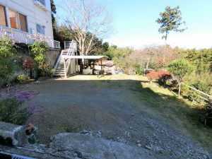 千葉県鴨川市来秀の不動産、別荘、海が見える高台、敷地内に入ってみます