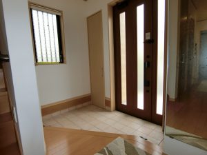 千葉県館山市北条の不動産、中古戸建て、移住、明るい玄関ホール