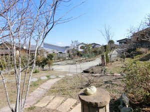 千葉県南房総市安馬谷の不動産、広い敷地、戸建て、田舎暮らし、移住、ミニ公園みたいな庭ですね