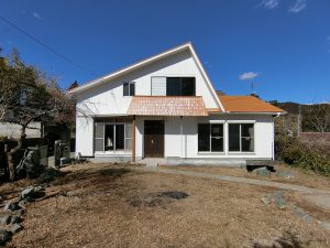 千葉県鴨川市北小町の不動産、中古住宅、広い庭、移住、屋根と外壁も塗装済です
