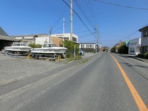 千葉県館山市正木の不動産、古家付き売地、海の近く、広い敷地、南隣接は船の保管艇です