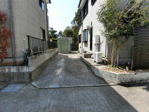 千葉県館山市腰越の不動産、中古戸建て、移住、住み替え、駐車は縦列で２台かな