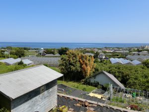 千葉県南房総市和田町柴の不動産、海一望の物件、別荘、敷地が広い、窓を開けてみました