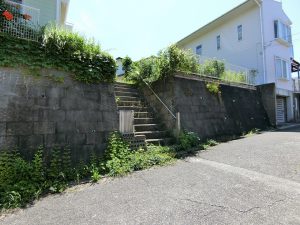 千葉県館山市正木の不動産、中古戸建て物件、移住、セカンドハウス、階段を上がって建物です