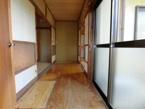 千葉県館山市下真倉の不動産、中古戸建て、田舎移住、広縁を通り左右に和室です