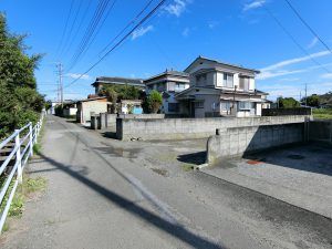 千葉県館山市那古の不動産、中古戸建て、格安物件、道路は少ーしだけ狭め