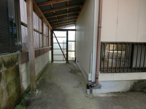 千葉県館山市下真倉の不動産、中古戸建て、田舎移住、その奥には庭へ通じるドア