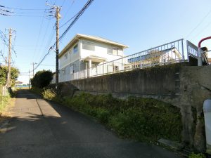 千葉県館山市笠名の不動産、中古戸建て、海望む、別荘、移住、北側の道路からは一段高い
