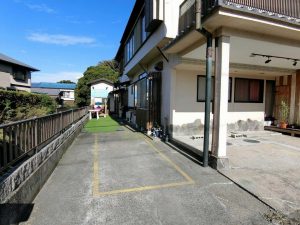 千葉県富津市小久保の不動産、戸建て、貸別荘、海の近く、玄関口へ向かいます