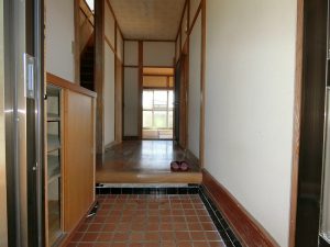千葉県館山市那古の不動産、中古戸建て、格安物件、玄関の様子です