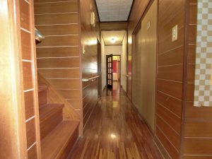 千葉県富津市小久保の不動産、戸建て、貸別荘、海の近く、続いて長い廊下を通り