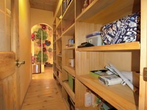 千葉県南房総市高崎の不動産、海の別荘、木の温もりある廊下を通り