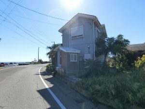 千葉県南房総市千倉町の不動産、中古戸建て、海が目の前、海一望、千倉ポイント、北側道路からの全景