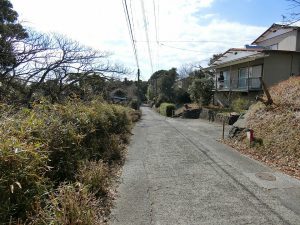 千葉県南房総市千倉町川合の不動産、峰山別荘地、中古戸建て、道路は持分ある私道