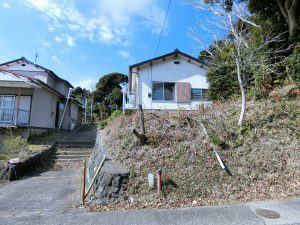 千葉県南房総市千倉町川合の不動産、峰山別荘地、中古戸建て、道路から一段高い位置に