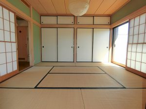千葉県南房総市市部の不動産、内房岩井の別荘、手前側の８帖です