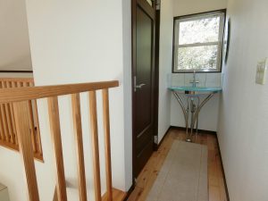 千葉県鴨川市の不動産、別荘、鴨川サンクレメンテ、海望むオーシャンビュー、廊下の一番奥には洗面と