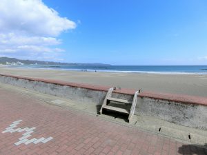 千葉県鴨川市前原の不動産、マンション、サンシティ吉田屋、別荘、マンションから出ると海