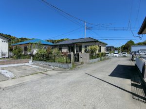 千葉県南房総市千代の不動産、旧三芳村の平家住宅、庭付き、南側からの物件全景