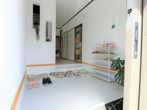 千葉県館山市船形の不動産、戸建て、貸別荘、リノベーション済み、白基調で明るい玄関