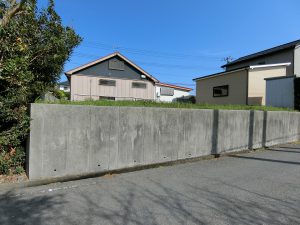 千葉県館山市上野原の不動産、土地、移住用地、道路から一段高い地勢です