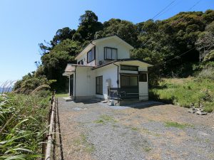 千葉県南房総市富浦町南無谷の不動産、戸建て、海望む高台別荘、移住、緑の谷間に海景がある家