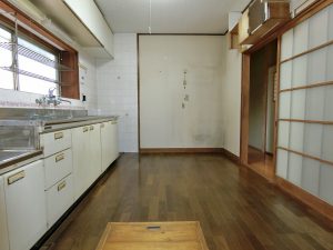 千葉県館山市塩見の不動産、中古戸建て、移住用途、玄関の左手はＤＫです