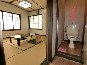 千葉県鴨川市内浦の不動産、飲食店、国道沿い、海が見える、お手洗い付きの個室ですね