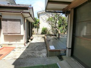 千葉県館山市塩見の不動産、中古戸建て、移住用途、建物を後に外に出ました