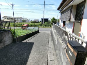 千葉県館山市塩見の不動産、中古戸建て、移住用途、縦列で３台はいけるかな