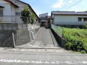 千葉県館山市塩見の不動産、中古戸建て、移住用途、駐車スペースを通って