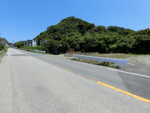 千葉県館山市坂田の海が見える土地、海岸をつなぐ観光道路です