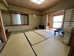 千葉県鴨川市西町の不動産、中古戸建て、広い庭付き、２階は和室が２部屋です