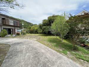 千葉県鴨川市西町の不動産、中古戸建て、広い庭付き、よく手入れされてますね