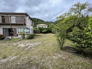 千葉県鴨川市西町の不動産、中古戸建て、広い庭付き、東側のスペースです