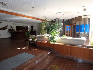 館山市洲崎の「洲崎ロイヤルマンション」、エントランスロビーから