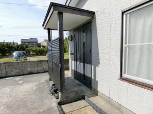 千葉県館山市那古の不動産、中古戸建て、移住物件、玄関は風除付きです